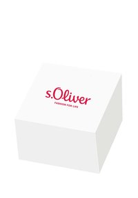 Weiße Pappschachtel mit dem erhabenen roten Logo "s.Oliver" und dem Text "FASHION FOR LIFE" darunter, flacher Deckel und gerade Kanten.