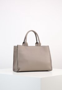 Borsa a spalla in pelle grigia con finitura testurizzata, forma rettangolare, manici superiori e dettagli di cucitura minimi, posizionata su una superficie bianca.
