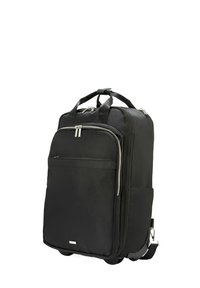 Czarny plecak o solidnej konstrukcji, z teksturowanym materiałem, podwójnymi suwakami, przednią kieszenią i teleskopową rączką. Zawiera paski i kółka.