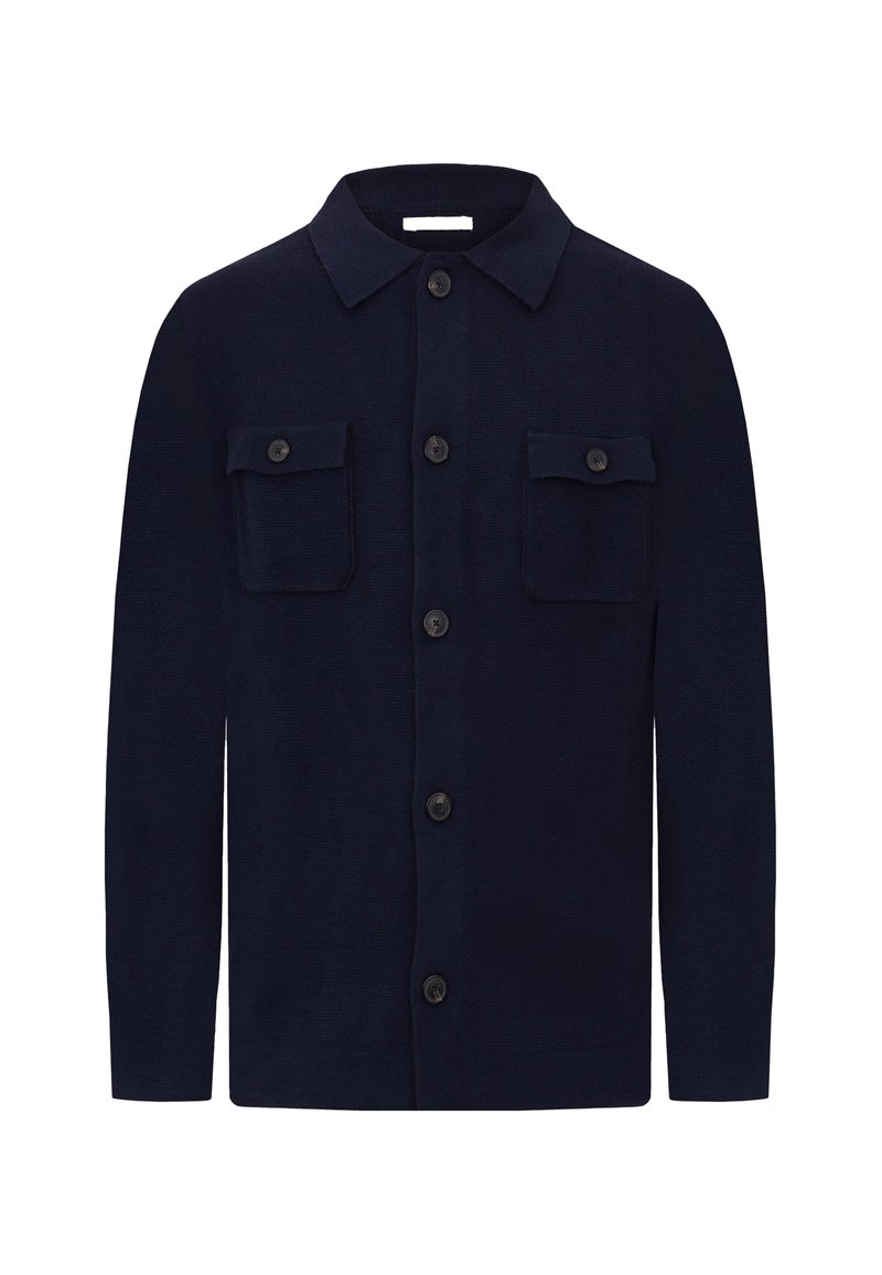 Camisa chaqueta de color azul marino, hecha de tejido texturizado, con un cuello de camisa, cierre frontal con botones y dos bolsillos en el pecho con solapa.