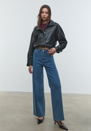 Stradivarius MINIMALIST WITH SEAMS - Flared jeans - blue denim