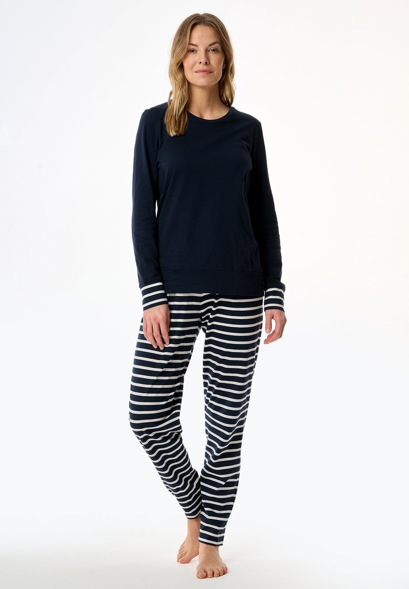 Marinblå långärmad tröja med rundad hals, kombinerad med randiga pyjamasbyxor i marinblått och vitt. Mjuk bomullsmaterial, avslappnad passform.