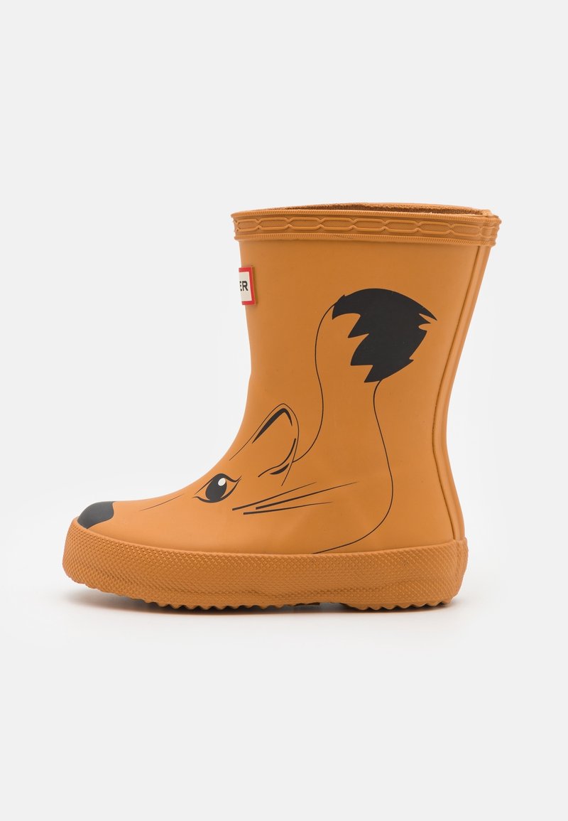 Botte de pluie en caoutchouc orange taille enfant avec un motif de visage et de queue de renard noire sur le côté, semelle texturée, et style à enfiler.