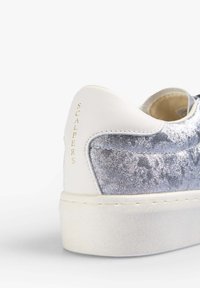 Sneaker z metaliczną teksturą w górnej części, białym paskiem na pięcie oraz wytłoczonym logo "SCALPERS". Posiada kontrastującą, off-white podeszwę.