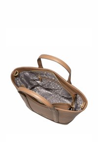 Brązowa skórzana torebka o strukturalnym wzorze, z podwójnymi uchwytami oraz szarym wzorzystym wnętrzem z przegrodami i zamykanymi kieszeniami.