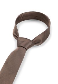 Cravate marron avec une texture lisse et brillante et de subtiles rayures diagonales. Design simple, avec une extrémité pointue et une section nouée.