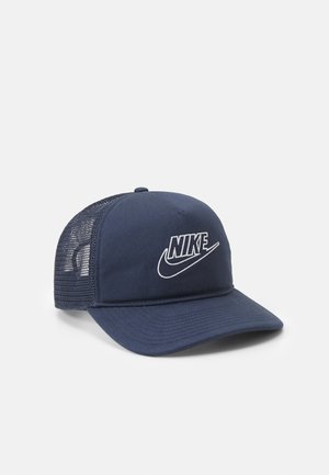 Tmavě modrá čepice Nike s prohnutým kšiltem a síťovanými zadními panely, na přední straně bílé vyšívané logo Nike a symbol swoosh.
