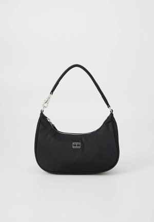 Sort skuldertaske i halvmåneform med lynlåslukning og justerbar rem, med en lille rektangulær logoplade foran i midten.