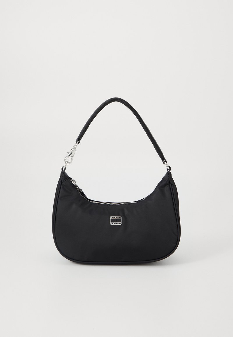 Zwarte halfmaantas met ritssluiting en verstelbare band, met een klein rechthoekig logoplaatje aan de voorkant in het midden.