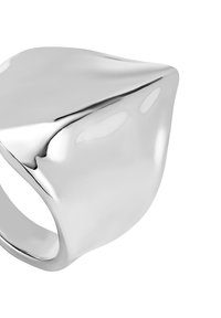 Anillo de plata con una superficie lisa y pulida, forma redondeada y un sutil diseño en ondas. El interior es redondeado para mayor comodidad.