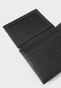 Portefeuille en cuir noir avec une finition texturée, comportant un emplacement transparent pour la carte d'identité et plusieurs emplacements pour cartes, embossé du logo "RFID Safety".