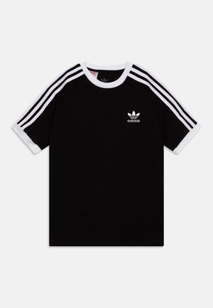 T-shirt de algodão preto com decote canelado branco, mangas raglan curtas com três riscas brancas e um pequeno logótipo branco da Adidas no peito.