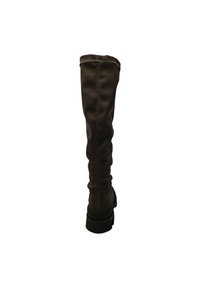 Botas marrones hasta la rodilla, hechas de cuero suave con un diseño ajustado, que presentan costuras sutiles y una suela gruesa para mayor soporte.