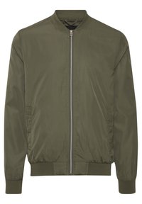 Olivegrüne Bomberjacke aus glattem Stoff, mit einem Frontreißverschluss, geripptem Kragen, Bündchen und Saum, sowie seitlichen Taschen.
