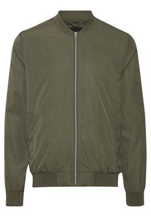 Chaqueta bomber verde oliva fabricada en tejido suave, con cremallera frontal, cuello, puños y dobladillo de canalé, y bolsillos laterales.