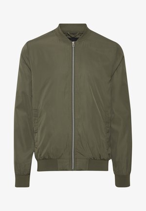 Chaqueta bomber verde oliva fabricada en tejido suave, con cremallera frontal, cuello, puños y dobladillo de canalé, y bolsillos laterales.