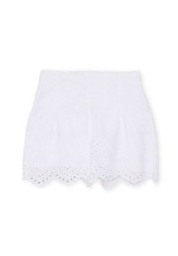 Pantalones cortos blancos bordados con dobladillo en forma de concha, que presentan diseños recortados y una tela texturada, ofreciendo una apariencia delicada y ligera.