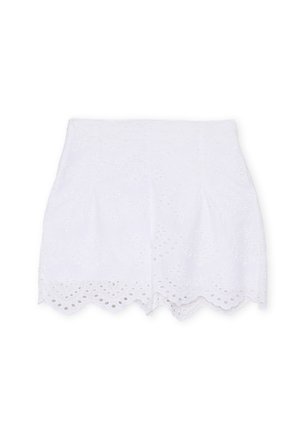 Pantalones cortos blancos bordados con dobladillo en forma de concha, que presentan diseños recortados y una tela texturada, ofreciendo una apariencia delicada y ligera.