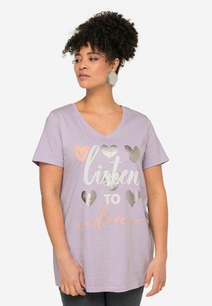 Lila V-hals T-shirt met korte mouwen, met metalen zilveren hartjes en de tekst "luister naar de liefde" in wit en perzik. Zacht katoenen materiaal.