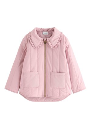 Lyserød quiltet jakke med lange ærmer, flæsekrave, hjerteformet lynlås-træk og to forlommer foran.