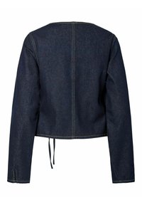 Tumši zila džinsa jaka ar garām piedurknēm, kvadrātveida izgriezumu muguras daļā un sasienamiem elementiem viduklī. Ar redzamām šuvju detaļām.