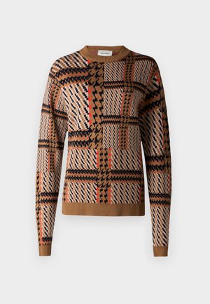 Pull marron à motifs avec des designs à carreaux et géométriques en noir, rouge et crème. Fini avec un col et un ourlet côtelés.