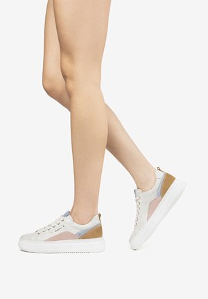 Sneaker bianco con vari accenti in marrone chiaro, azzurro e rosa. Presenta una suola texturizzata e un design con lacci, che evidenzia uno stile casual.