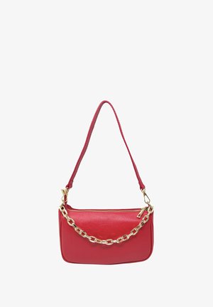 Sac à main en cuir rouge avec une forme structurée. Il présente un accent en chaîne dorée et une bandoulière amovible. Texture lisse et fermeture éclair.