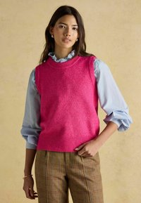 Fuksia ilma varrukatega sviiter pehmest villast, ribidega kaelusega, kihituna helesinise volangblouse'i peale, koos ruuduline pükste paariga.