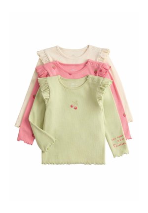 Trzy długie rękawy prążkowane bluzeczki dla maluchów w kolorze kremowym, różowym z nadrukiem truskawek oraz jasnozielonym z haftem wiśni i ozdobnymi falbankami na ramionach.