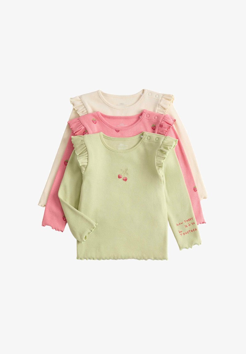 Trois hauts à manches longues pour tout-petits en tissu côtelé, en crème, rose avec des imprimés de fraises, et vert clair avec une broderie de cerises et des détails de volants aux épaules.