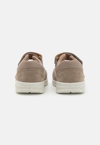 Ruske nubuk-tennisshoet med mesh-overdel, hvit gummisåle og lærdetaljer. Har en avrundet bakdel og et minimalistisk design.