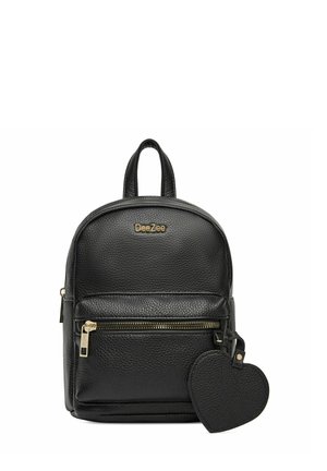 Mochila de cuero negro texturizado con bolsillo frontal con cremallera, logotipo dorado DeeZee y accesorio de llavero en forma de corazón adjunto.
