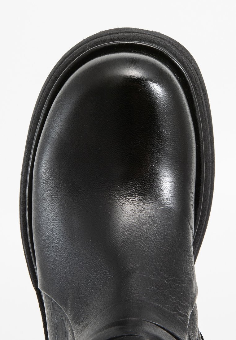 Schwarze Lederknöchelschuhe mit glänzender Oberfläche, abgerundeter Zehenform und glatter Textur. Verfügt über eine dicke Gummisohle und ein elegantes Design.