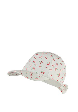 Weiße Baseballkappe mit einem Muster aus kleinen roten Kirschen und grünen Stielen, mit gebogenem Schirm und verstellbarem hinteren Riemen.