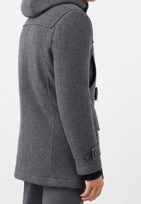 Manteau gris en mélange de laine avec capuche, devant croisé à boutons de type toggle, et poignets boutonnés. Texture lisse et coupe élégante.