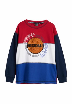 Chemise enfant à manches longues avec des blocs de couleurs rouge, blanc et bleu, manches marine et un patch rond orange de basket-ball avec le texte « Desigual ».