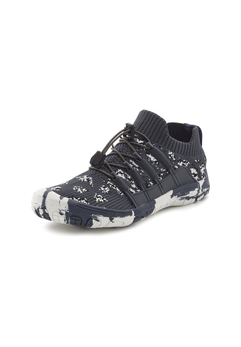 Marineblaue Sport-Schuhe mit einem strukturierten Strickobermaterial, das ein weißes Muster aufweist. Elastische Schnürsenkel und eine strapazierfähige weiße Sohle mit blauen Akzenten.