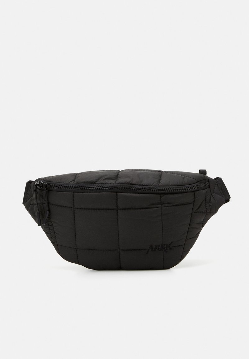 Sac banane matelassé noir avec fermeture éclair et sangle ajustable, montrant un logo de marque discret sur le devant.
