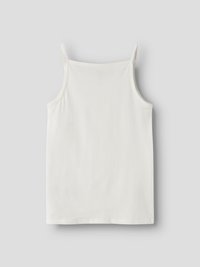 Camiseta sin mangas blanca hecha de tela suave, con tirantes finos y corte recto, de diseño sencillo y sin estampados.