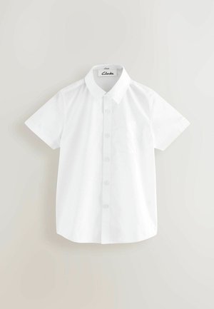 Chemise blanche à manches courtes en coton, dotée d'un col boutonné, de cinq boutons à l'avant et d'une petite poche poitrine.