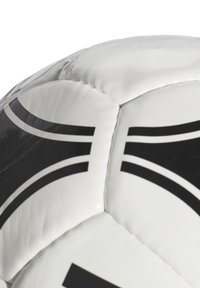 Pallone da calcio bianco con motivi neri curvi, realizzato in materiale sintetico. Presenta una superficie testurizzata e pannelli cuciti.