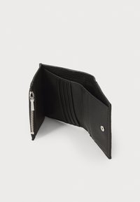 Billetera de cuero negro con acabado texturizado, que cuenta con múltiples ranuras para tarjetas, un bolsillo con cremallera en un lado y un cierre a presión.