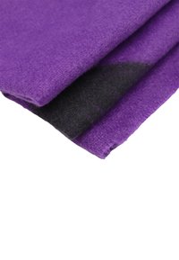 Strati di tessuto in feltro viola e nero, che mostrano una consistenza morbida e una leggera lucentezza. I bordi sono tagliati con precisione, rivelando colori contrastanti.
