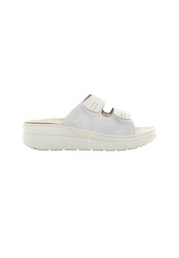Sandalo slide in suede grigio chiaro con due cinturini regolabili, dettagli gialli discreti e una suola piatta bianca chunky.