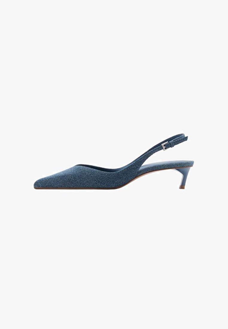 Denim slingback-kengät, joissa on terävä kärki ja matala, hoikka korko. Ominaisuuksiin kuuluu tummansinisestä, teksturoidusta kankaasta valmistettu pinta ja hienostunut, virtaviivainen muotoilu.