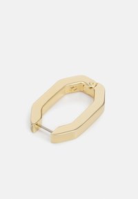 Zlatý osmiuholníkový náušnica s lesklým povrchom. Obsahuje pántové zapínanie a jemné lesklé detaily. Materiál je pravdepodobne kov.