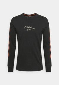 Musta pitkähihaine paita, joka on valmistettu puuvillasta. Paidassa on valkoisella "PS PAUL SMITH" -logo ja oranssi gradienttikuosi hihoissa.