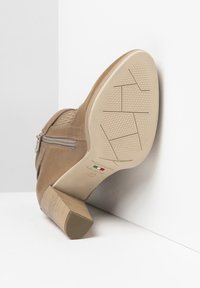 NeroGiardini E409740D - Stivaletti con plateau - cuoio