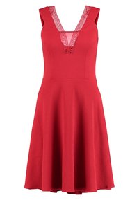Robe sans manches rouge en tissu texturé, décolleté en V et détails en dentelle. Forme évasée avec une jupe évasée, longueur genoux.